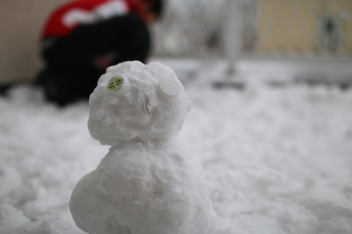 雪降って児遊ぶ