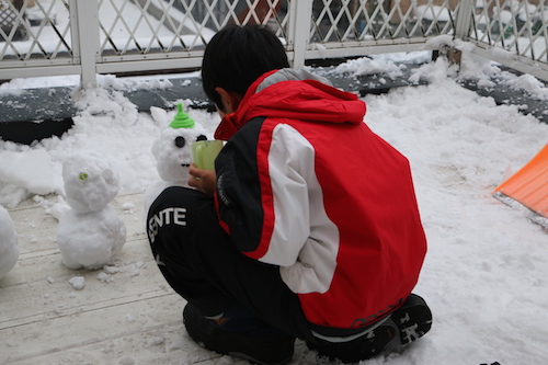 雪降って児遊ぶ