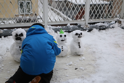 雪降って児遊ぶ