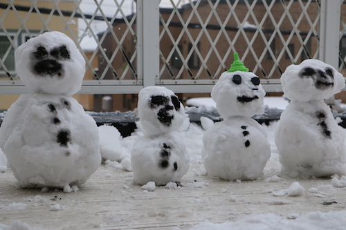 雪降って児遊ぶ