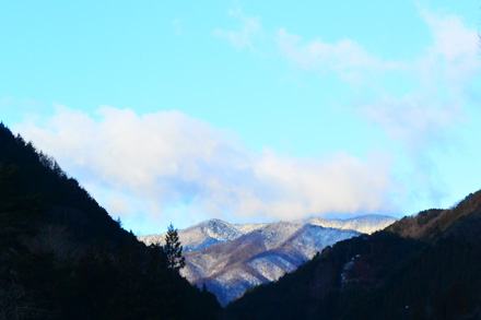小菅村から見る山には雪が残る