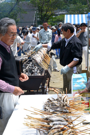 山女の塩焼きは、大変な行列である