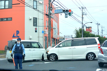 交差点の事故、明日は我が身と気を引き締める