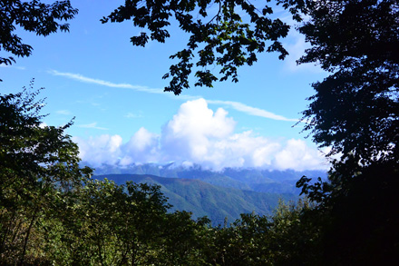 追分から見る石尾根には雲がかかって