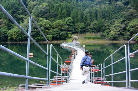 浮橋で対岸に渡る