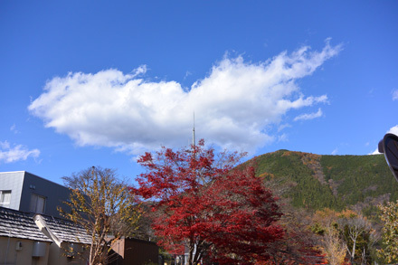 道の駅こすげの紅葉と鹿倉山の雲