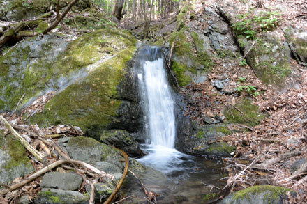 一枚岩をここまで削るとは、水というのは硬いのか