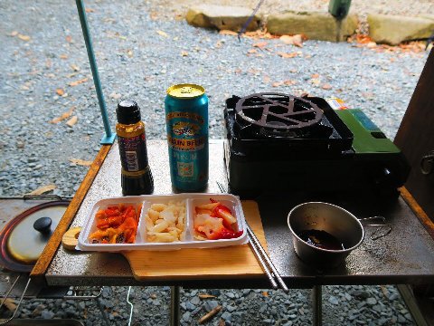 雨は夜更け過ぎに雪へと変わらなかった