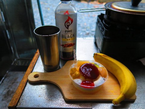 雨は夜更け過ぎに雪へと変わらなかった