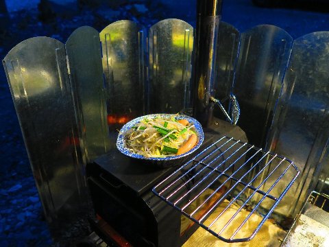 雨は夜更け過ぎに雪へと変わらなかった