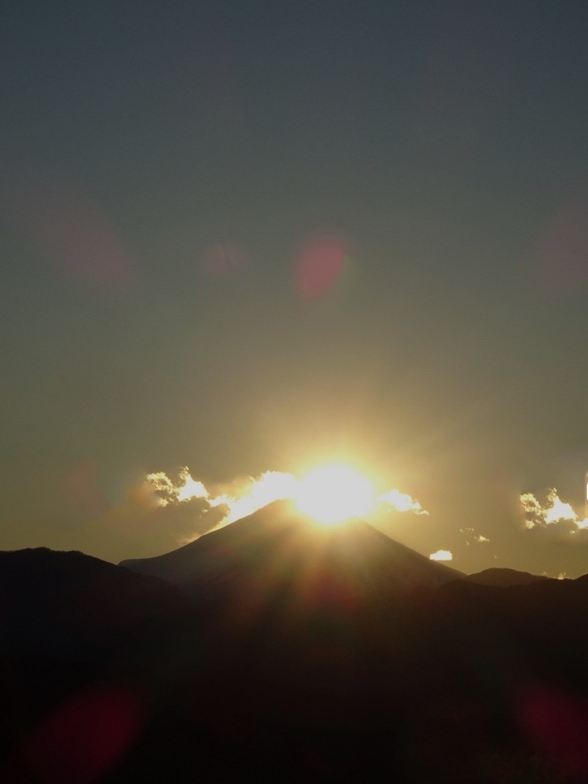 26日、高尾山ダイヤモンド富士