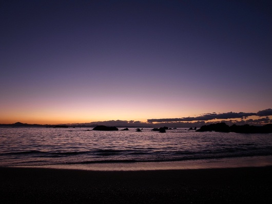 まだ　暖かい　三浦の浜にて