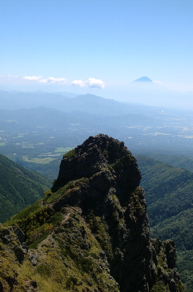 赤岳岩峰と富士山
