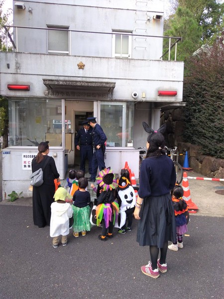 【悲報】仮装した若者が交番を襲撃する【ハロウィン】