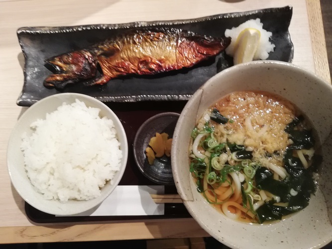 お初天神通りで焼き魚を食べてみる。天丼のお店みたいですが