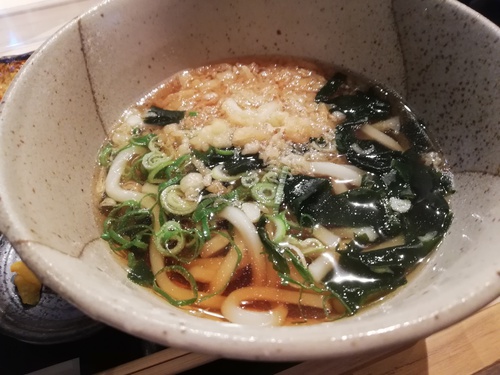 お初天神通りで焼き魚を食べてみる。天丼のお店みたいですが