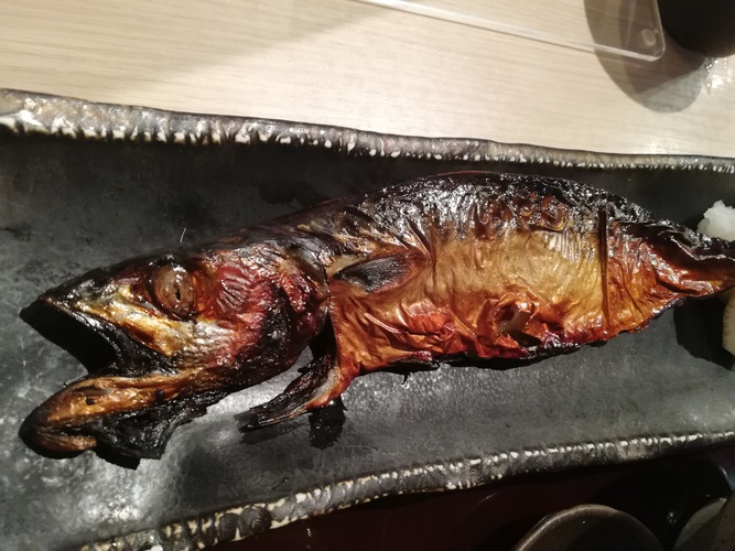 お初天神通りで焼き魚を食べてみる。天丼のお店みたいですが