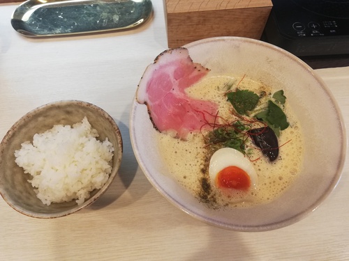 ガモヨンでラーメンをすする。気温が下がってきたので味噌風味でも