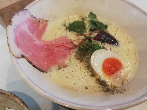 ガモヨンでラーメンをすする。気温が下がってきたので味噌風味でも