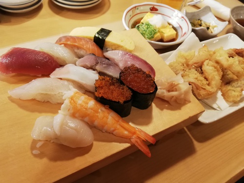 正月なのでちょっと美味しいものでも食べて仕事に備える