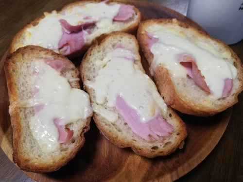 朝食食べてるとラインがバンバン入ってくる。今朝は結構釣れている様子