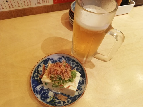 京橋の薄暗い京阪ガード下は男の楽園。飲み屋の玉手箱やー