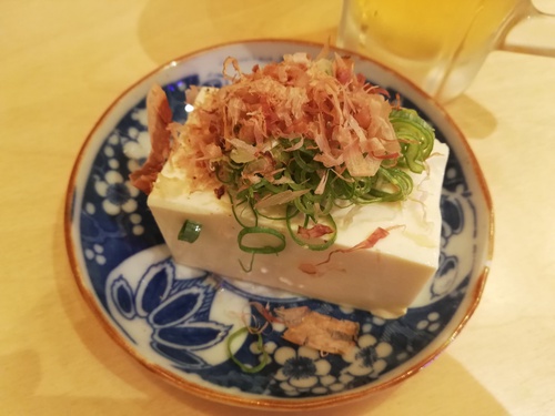 京橋の薄暗い京阪ガード下は男の楽園。飲み屋の玉手箱やー