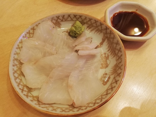京橋の薄暗い京阪ガード下は男の楽園。飲み屋の玉手箱やー