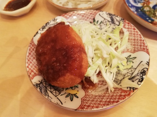 京橋の薄暗い京阪ガード下は男の楽園。飲み屋の玉手箱やー