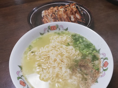 例の王将のラーメン鉢を使ってみる。プレゼントの返しも使って餃子も