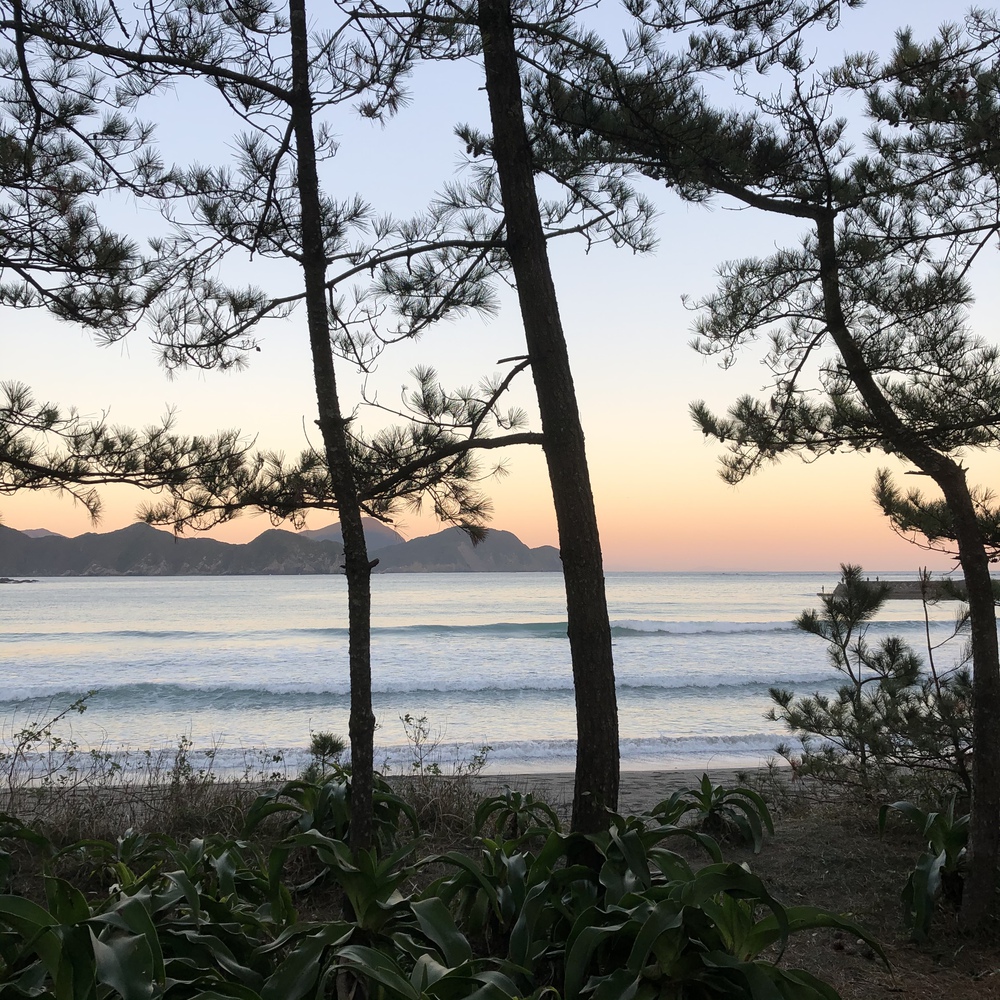 一泊目は海で