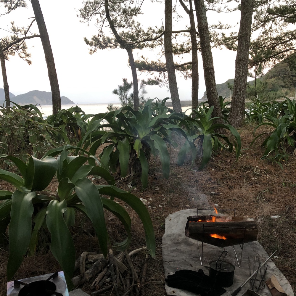 一泊目は海で