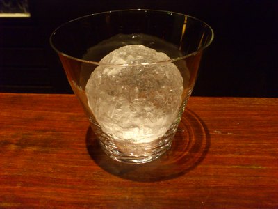 鰻谷のとあるビルの階段を下りれば
