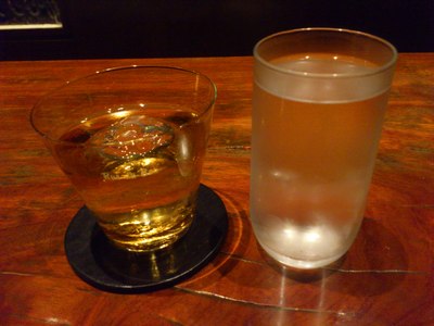 鰻谷のとあるビルの階段を下りれば