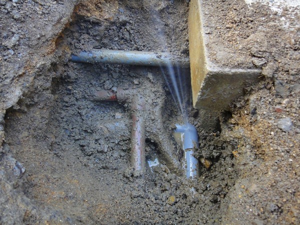 修理 破裂 水道 管