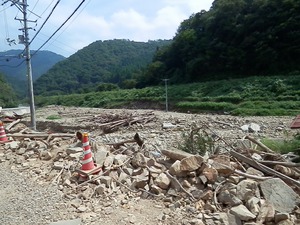道路もがれきだらけ