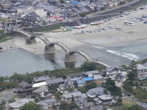 天守から見た錦帯橋
