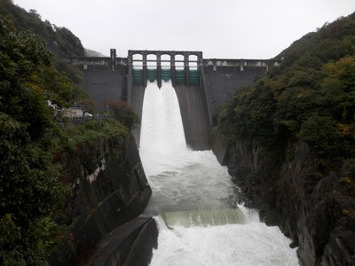 放水中の丸山ダム