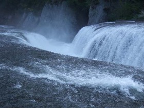 足元で見る吹割の滝